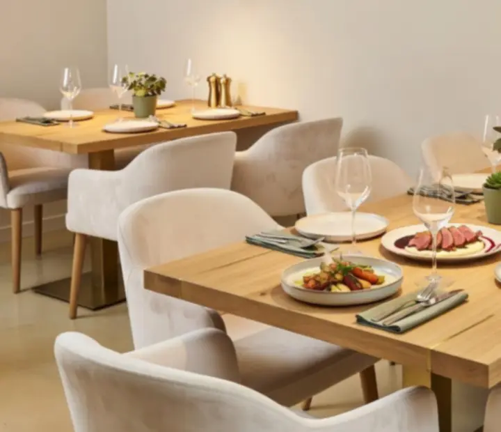 Servírované talíře moderní gastronomie v restauraci Salon U Paní